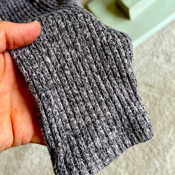 American Eagle long sleeve cropped top. - Picture 3 of 4